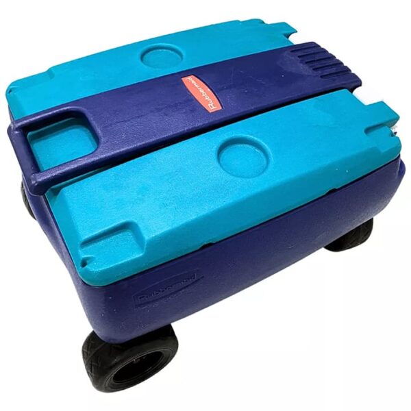 Cava Playera Con Ruedas De 63 Litros Rubbermaid - Imagen 2